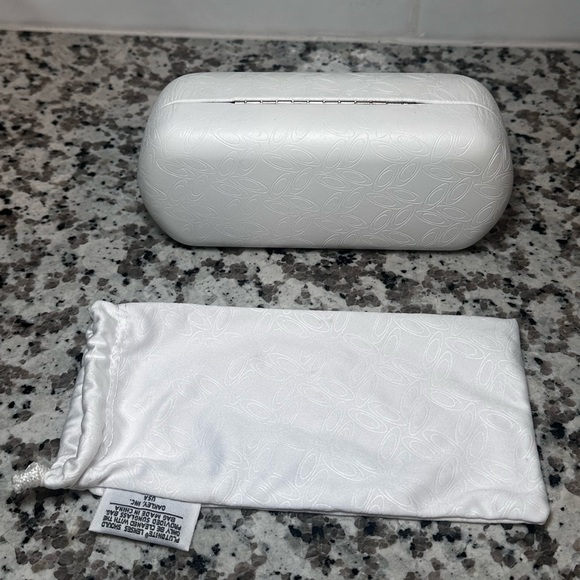 Oakley White Clam Shell Case Large Sunglasses Glasses Case & Sleeve - Picture 4 of 5